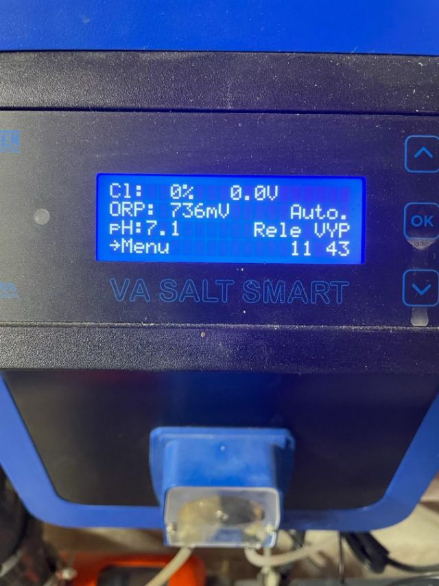 Řídicí jednotka solné elektrolýzy s údaji o chloru a ORP