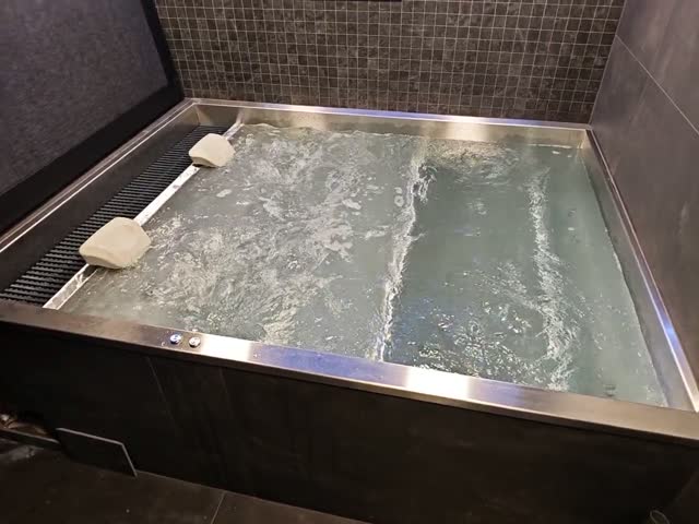 Video: nerezový whirlpool s masážními tryskami v provozu