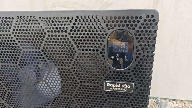 Bazénové tepelné čerpadlo — detail výparníku a ovládacího panelu
