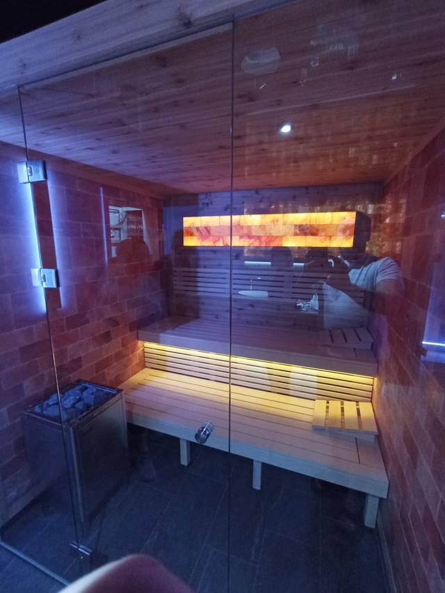 Prosklená infrasauna s infrazářičem ve wellness zázemí