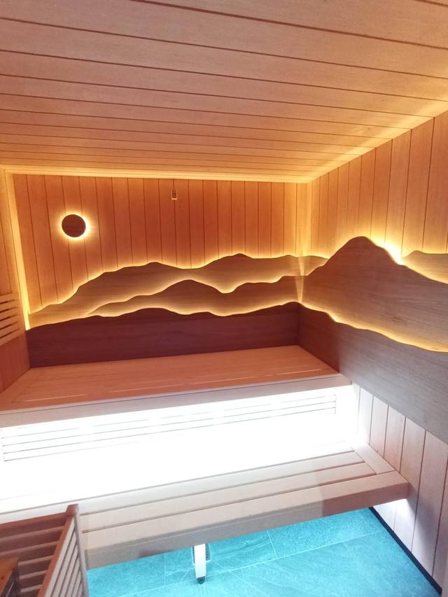 Finská sauna s prosvětleným dekorem a ochlazovacím bazénkem