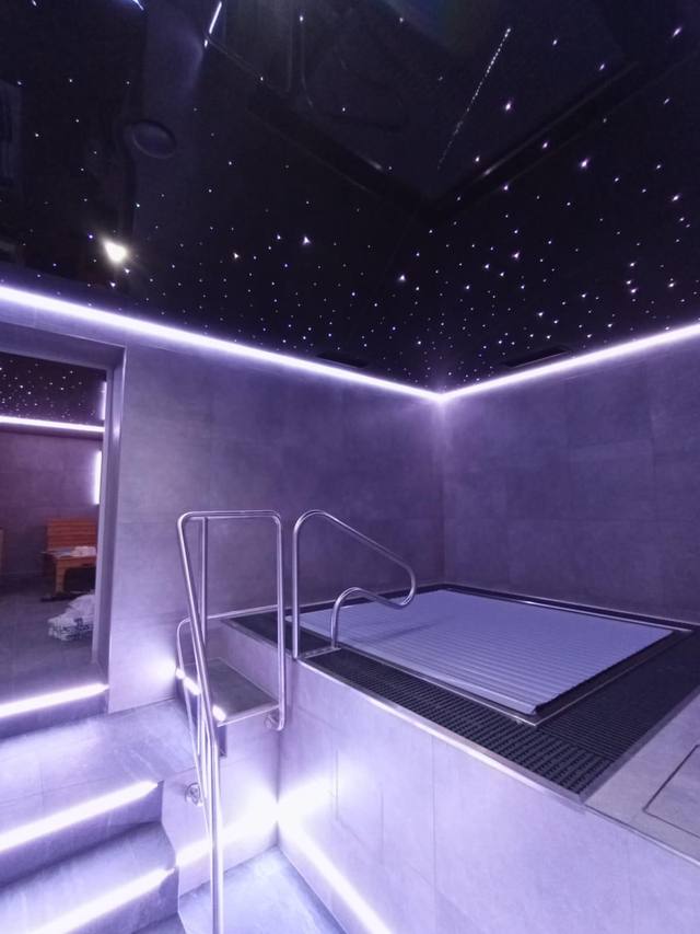 Ochlazovací bazének s nerezovým madlem ve wellness s hvězdným stropem